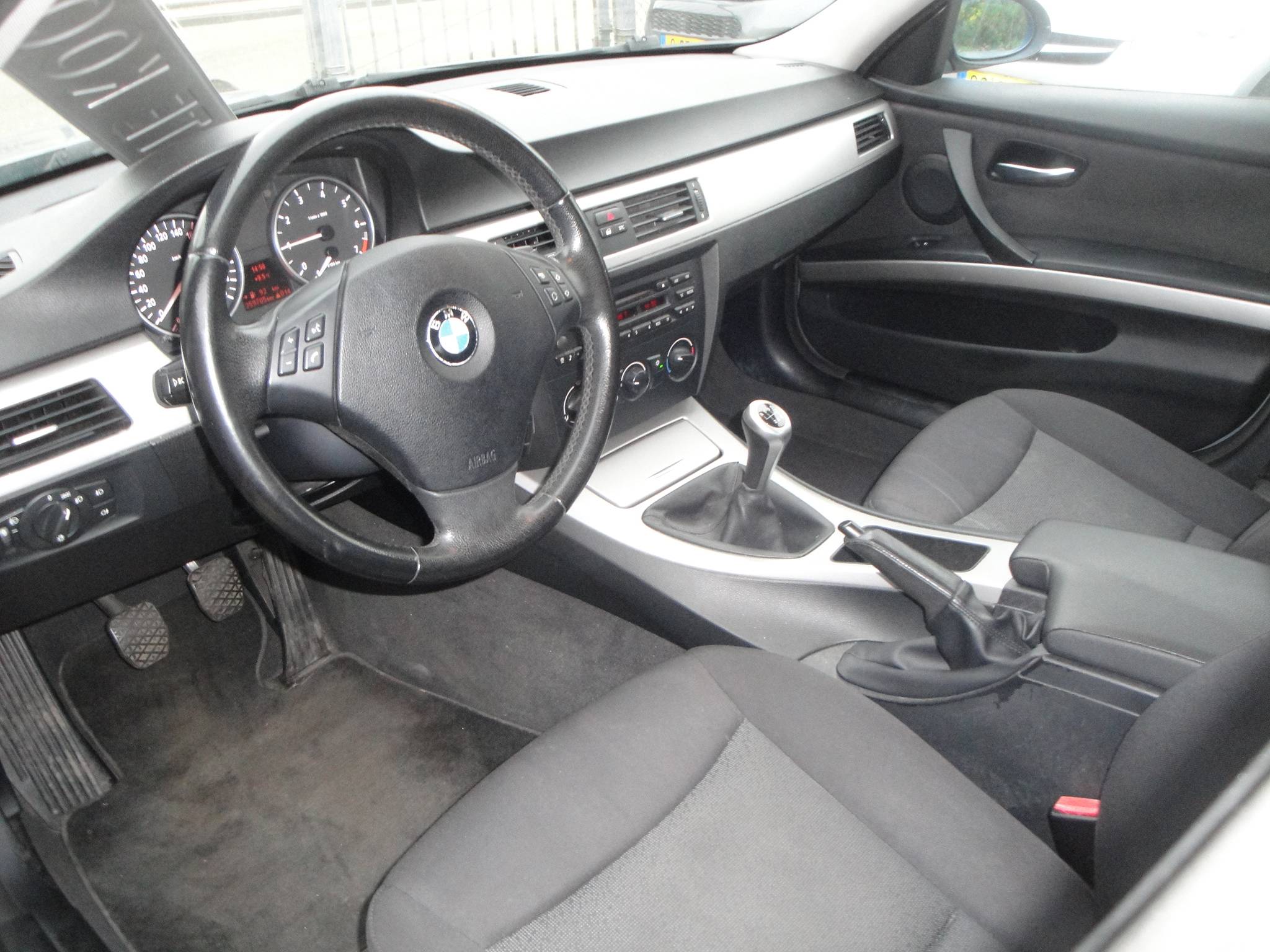 BMW 320i 2.0i 6-Sp. 4-Drs. Sedan (Zéér netjes, niet in gerookt) met o.a. Airco, Audio, LM-velgen, etc. & nw. APK. - Thumbnail 9