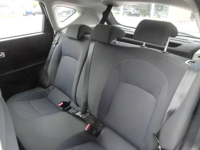 Nissan Qashqai 1.6 met o.a. Airco, A-Parkeersensoren & 17"LM-velgen. - Thumbnail 2