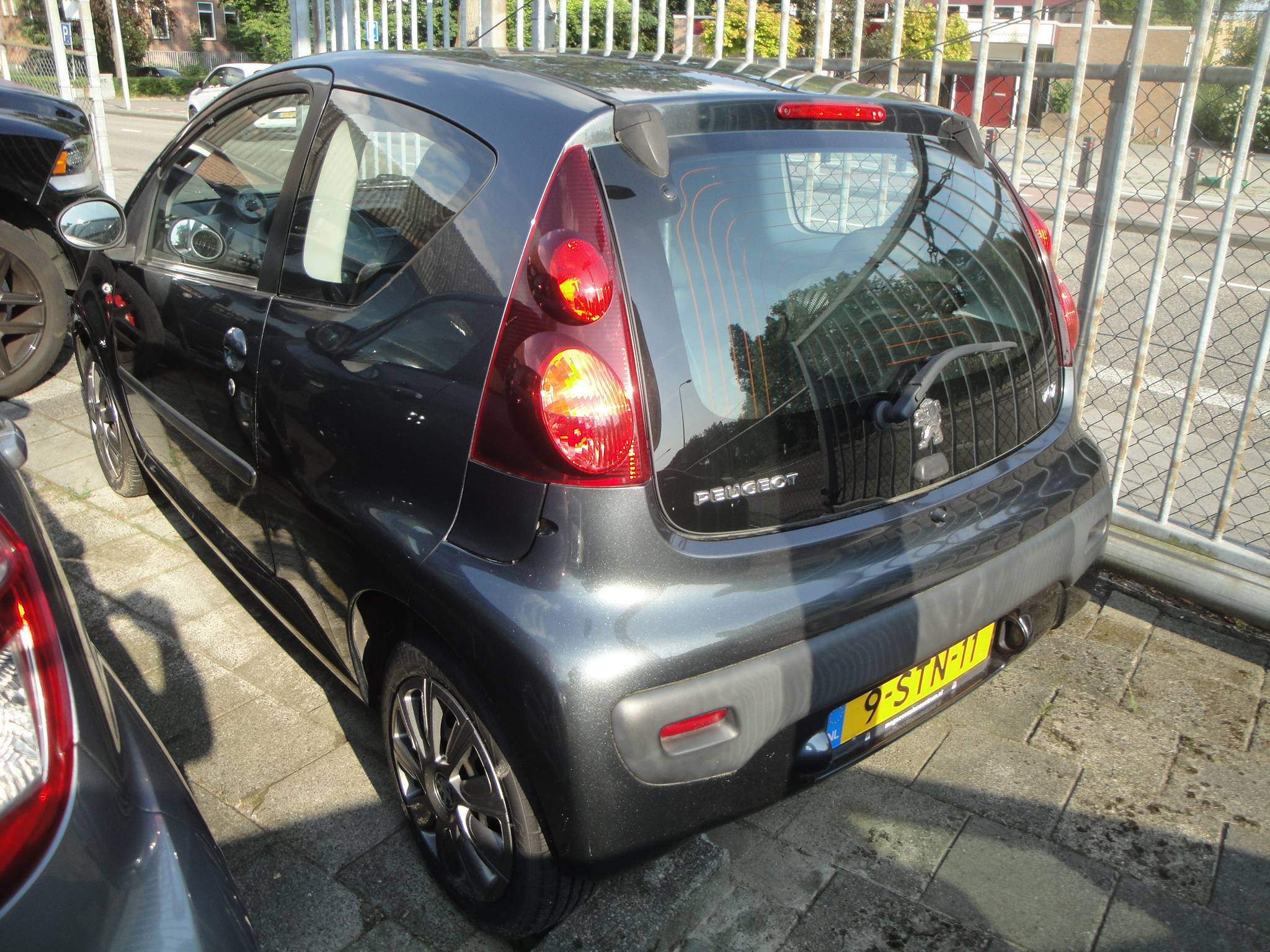 Peugeot 107 1.0 3-Drs. met o.a. Audio, Airco, T.teller, St.lijsten & V.-mistlampen. - Thumbnail 2