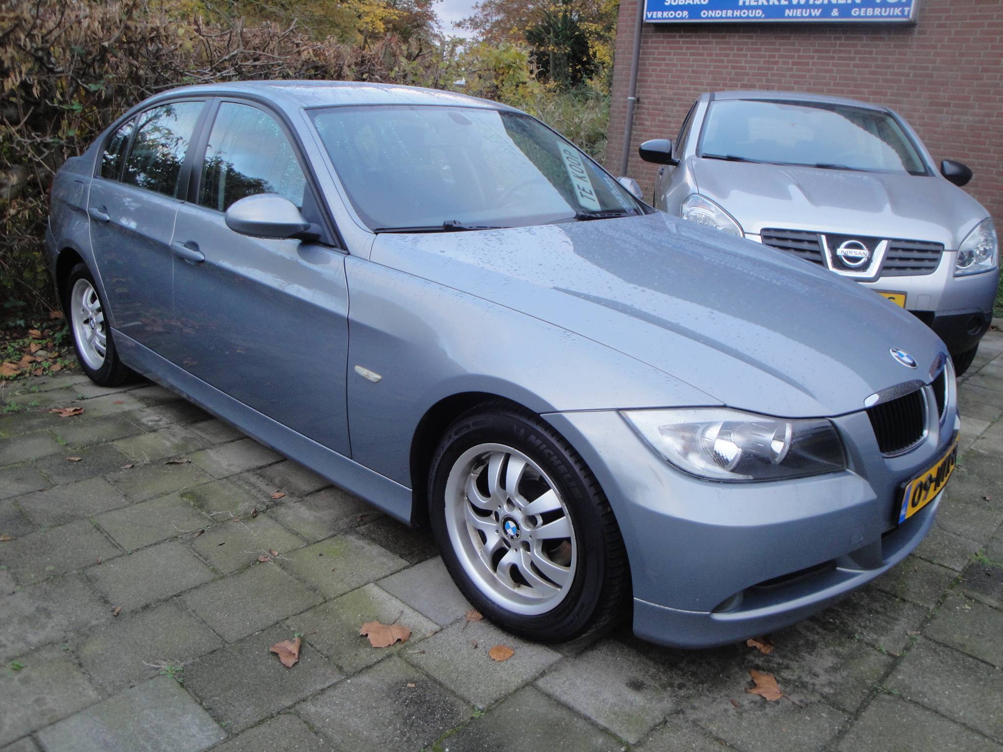 BMW 320i 2.0i 6-Sp. 4-Drs. Sedan (Zéér netjes, niet in gerookt) met o.a. Airco, Audio, LM-velgen, etc. & nw. APK. - Thumbnail 1