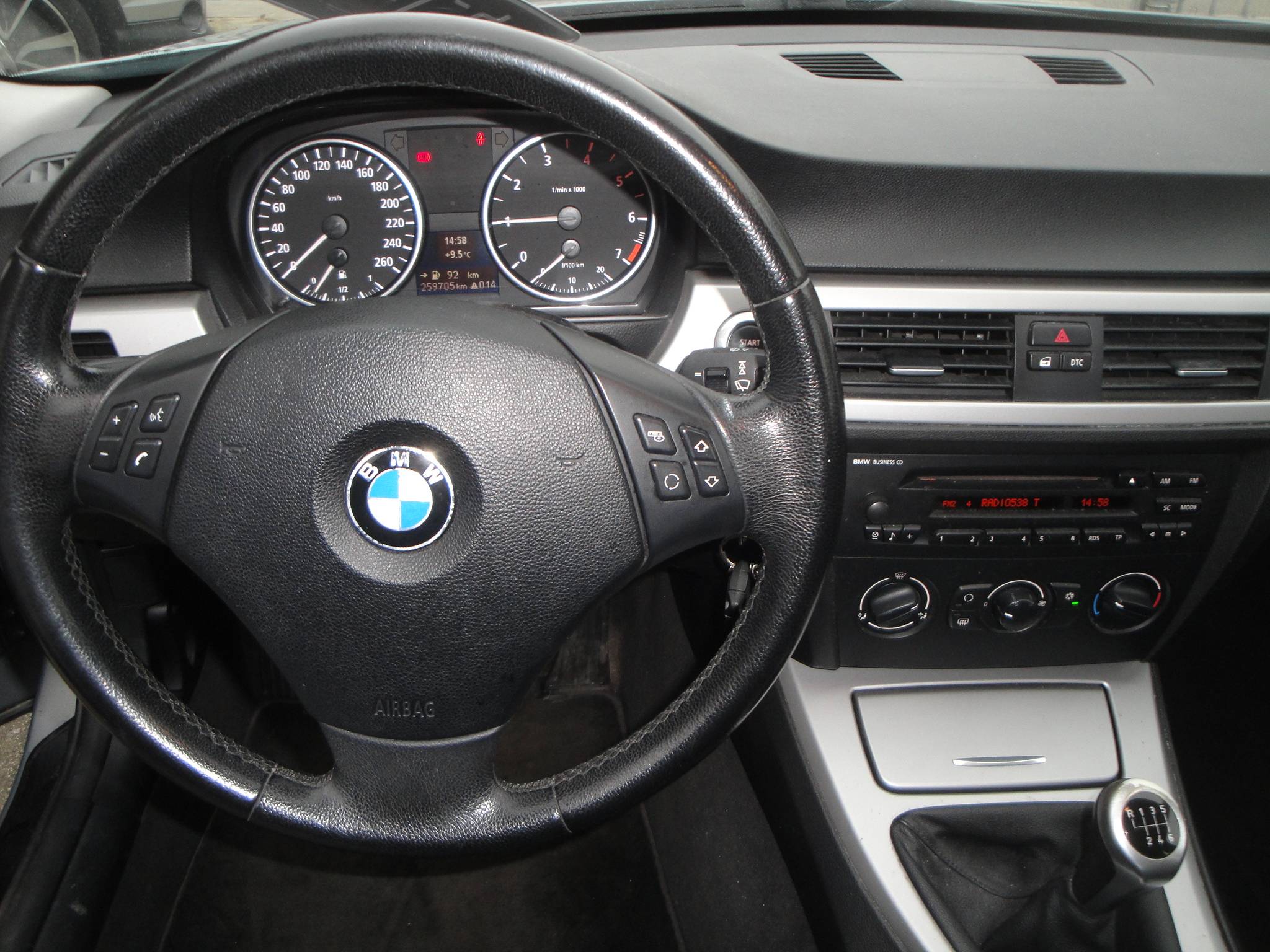BMW 320i 2.0i 6-Sp. 4-Drs. Sedan (Zéér netjes, niet in gerookt) met o.a. Airco, Audio, LM-velgen, etc. & nw. APK. - Thumbnail 7