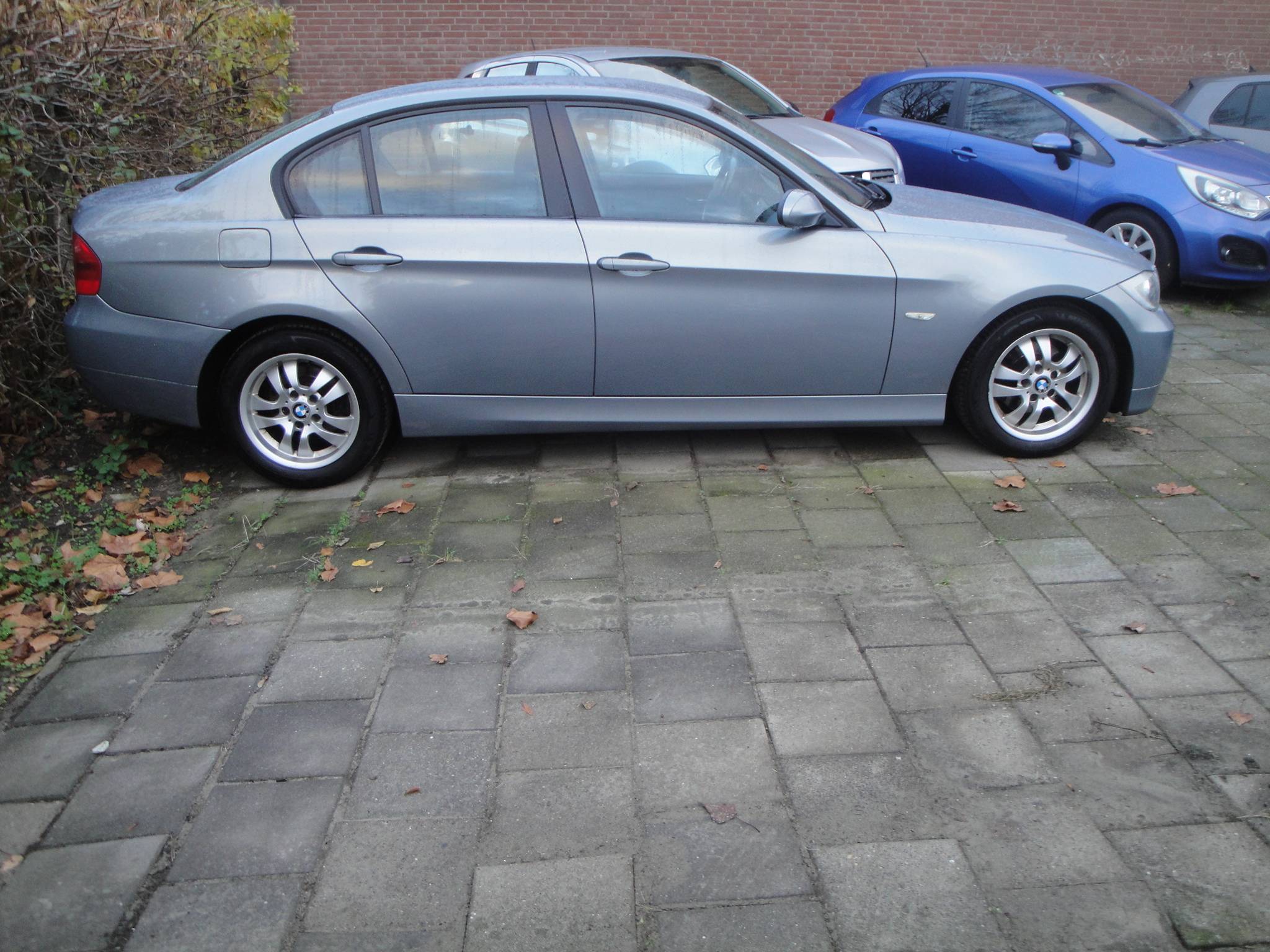BMW 320i 2.0i 6-Sp. 4-Drs. Sedan (Zéér netjes, niet in gerookt) met o.a. Airco, Audio, LM-velgen, etc. & nw. APK. - Thumbnail 4