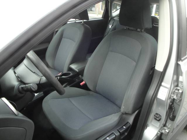 Nissan Qashqai 1.6 met o.a. Airco, A-Parkeersensoren & 17"LM-velgen. - Thumbnail 1