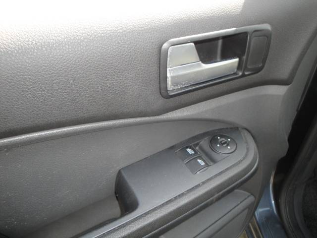 Ford Focus C-Max 1.6i MPV 5-Drs. met o.a. Airco & Trekhaak (met nw. APK-keuring) - Thumbnail 9