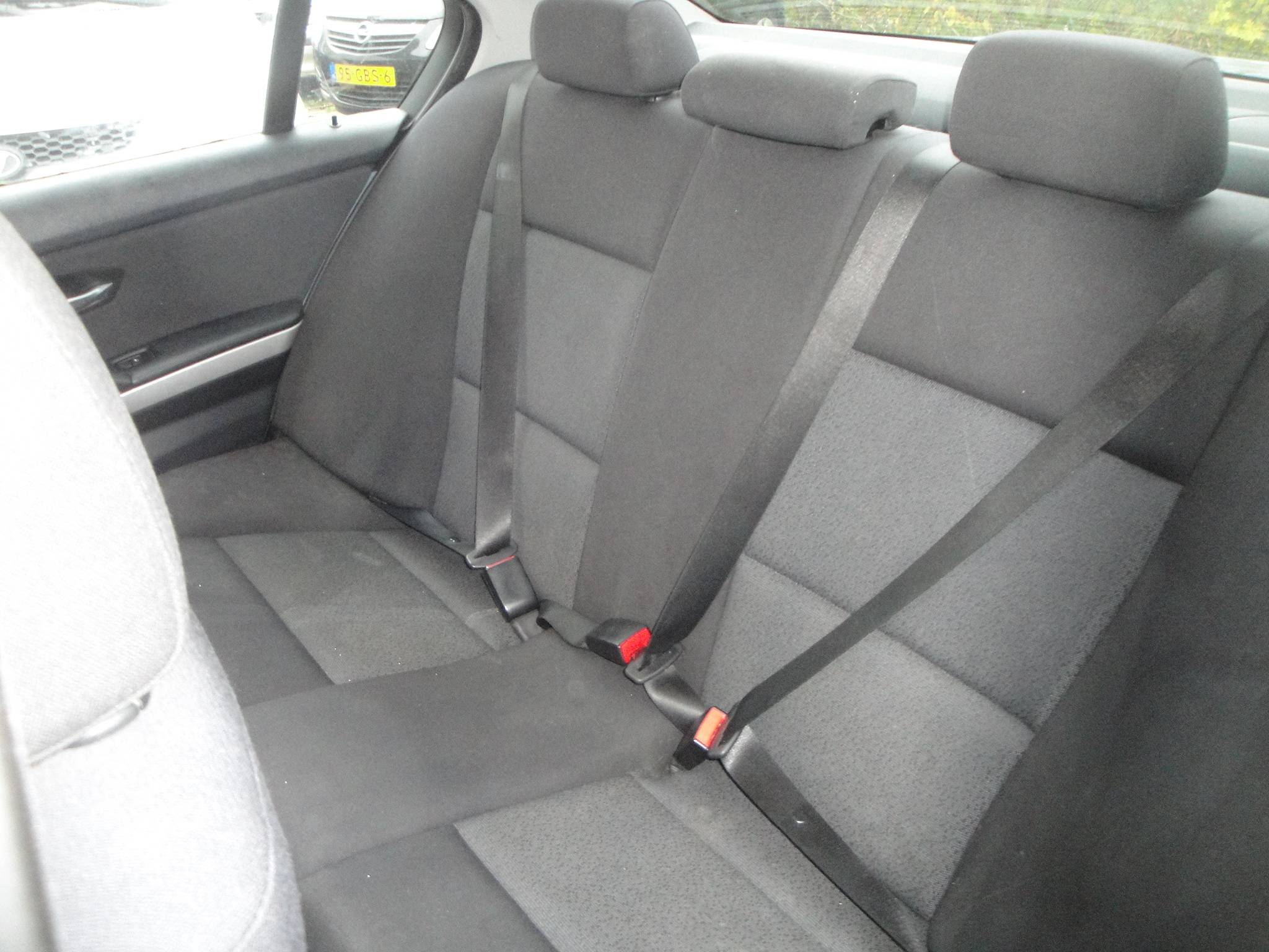 BMW 320i 2.0i 6-Sp. 4-Drs. Sedan (Zéér netjes, niet in gerookt) met o.a. Airco, Audio, LM-velgen, etc. & nw. APK. - Thumbnail 11