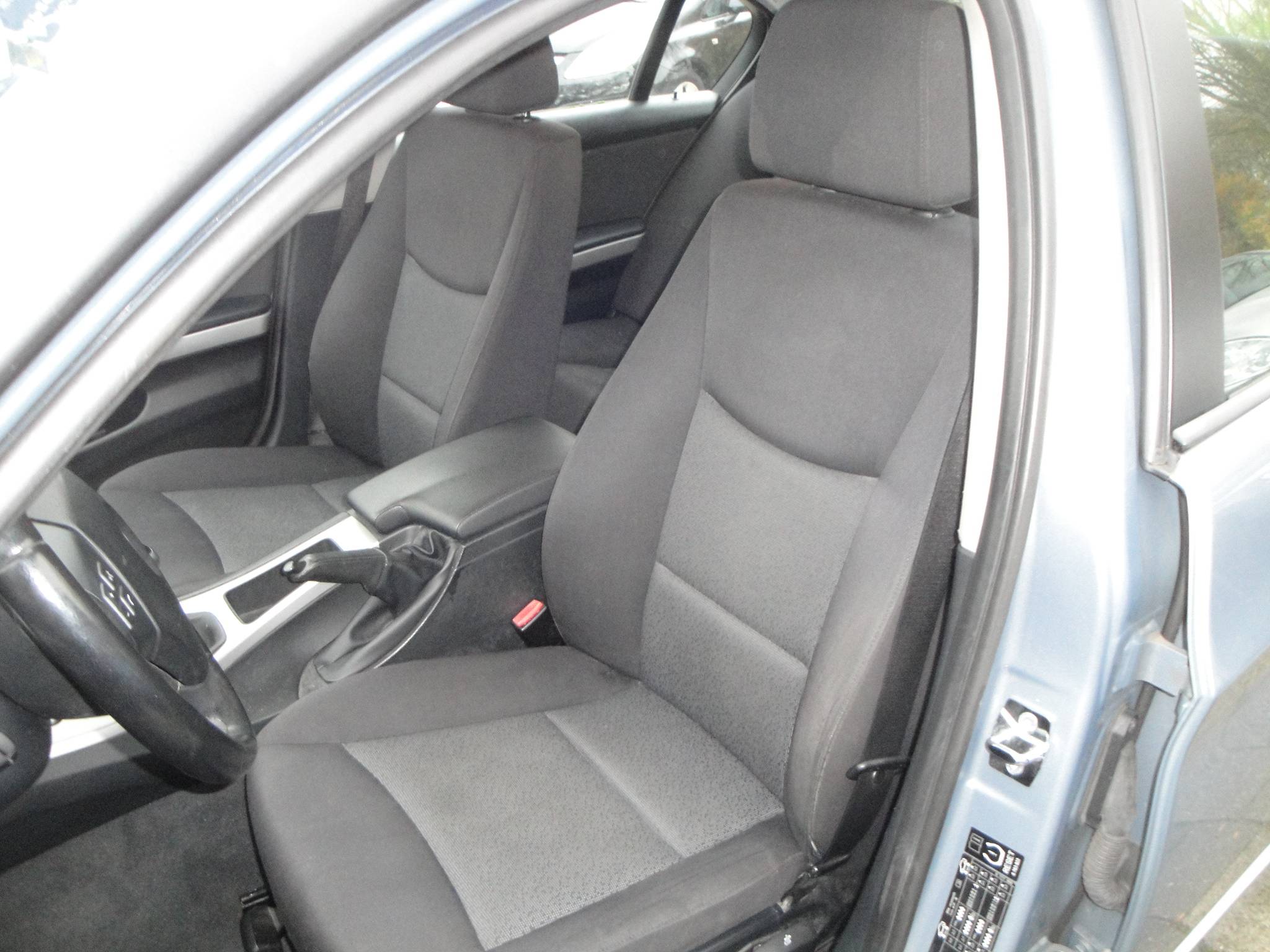 BMW 320i 2.0i 6-Sp. 4-Drs. Sedan (Zéér netjes, niet in gerookt) met o.a. Airco, Audio, LM-velgen, etc. & nw. APK. - Thumbnail 10