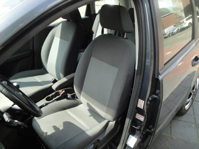 Ford Focus C-Max 1.6i MPV 5-Drs. met o.a. Airco & Trekhaak (met nw. APK-keuring) - Thumbnail 3