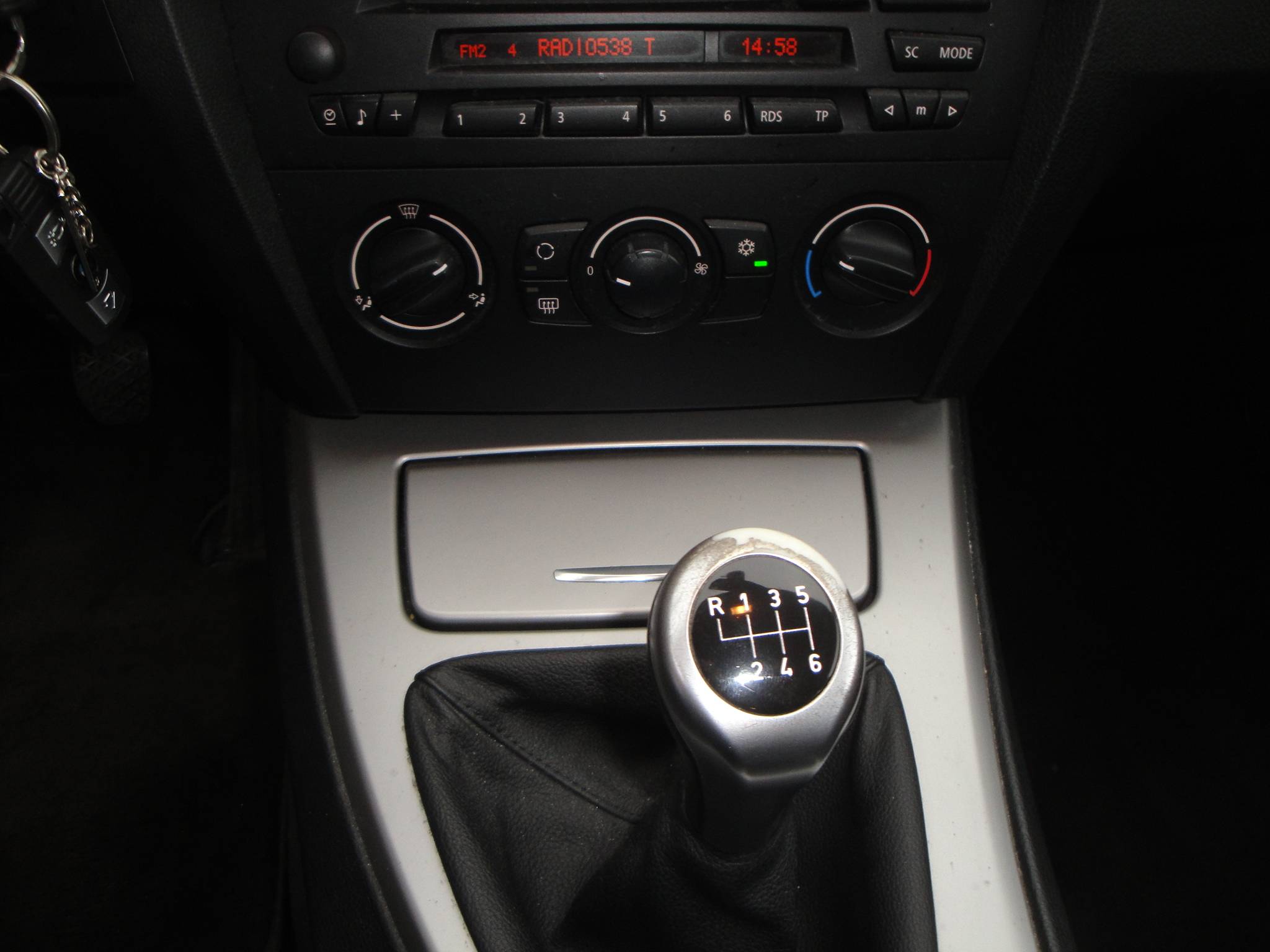 BMW 320i 2.0i 6-Sp. 4-Drs. Sedan (Zéér netjes, niet in gerookt) met o.a. Airco, Audio, LM-velgen, etc. & nw. APK. - Thumbnail 8