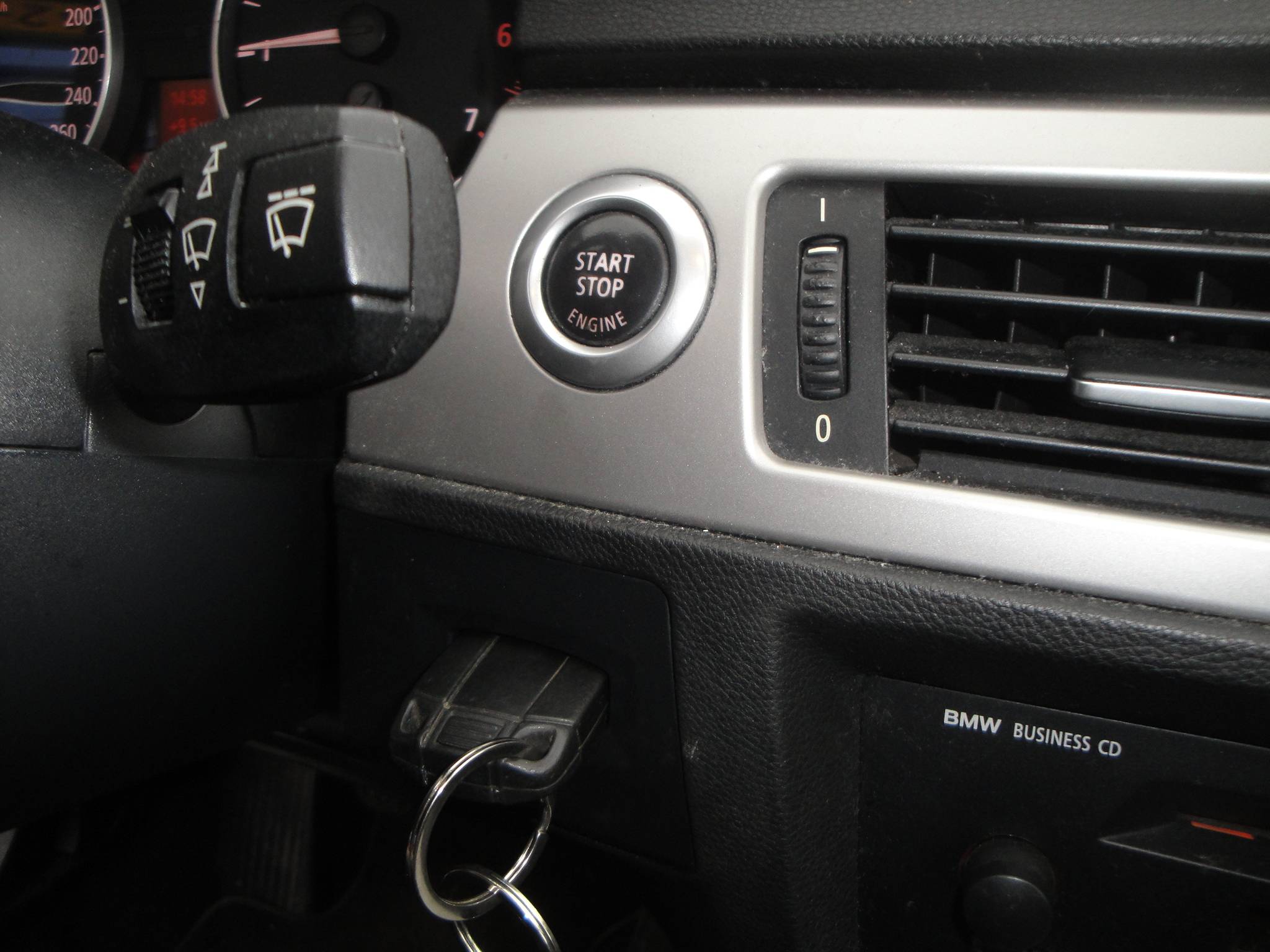 BMW 320i 2.0i 6-Sp. 4-Drs. Sedan (Zéér netjes, niet in gerookt) met o.a. Airco, Audio, LM-velgen, etc. & nw. APK. - Thumbnail 6