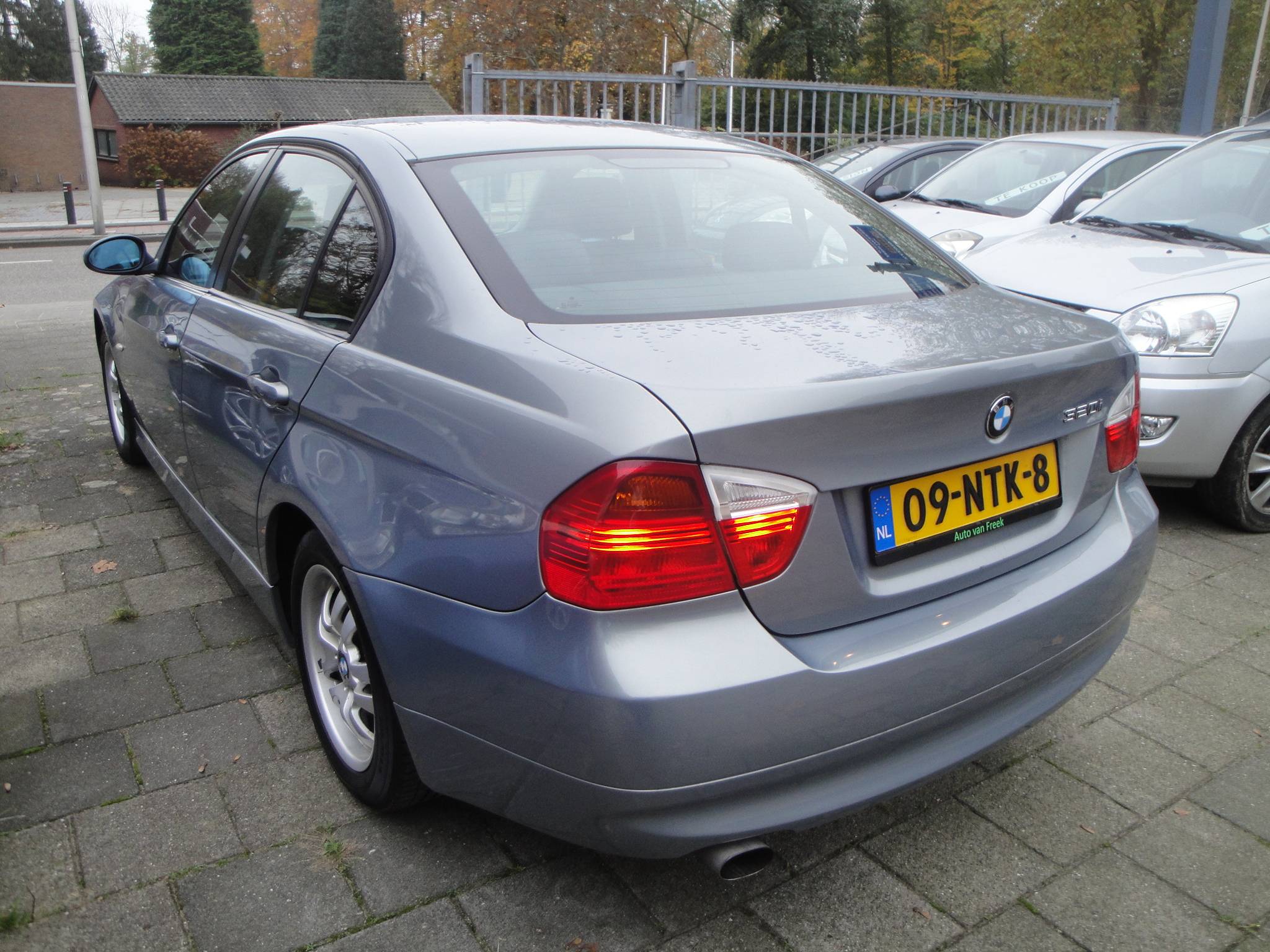 BMW 320i 2.0i 6-Sp. 4-Drs. Sedan (Zéér netjes, niet in gerookt) met o.a. Airco, Audio, LM-velgen, etc. & nw. APK. - Thumbnail 13