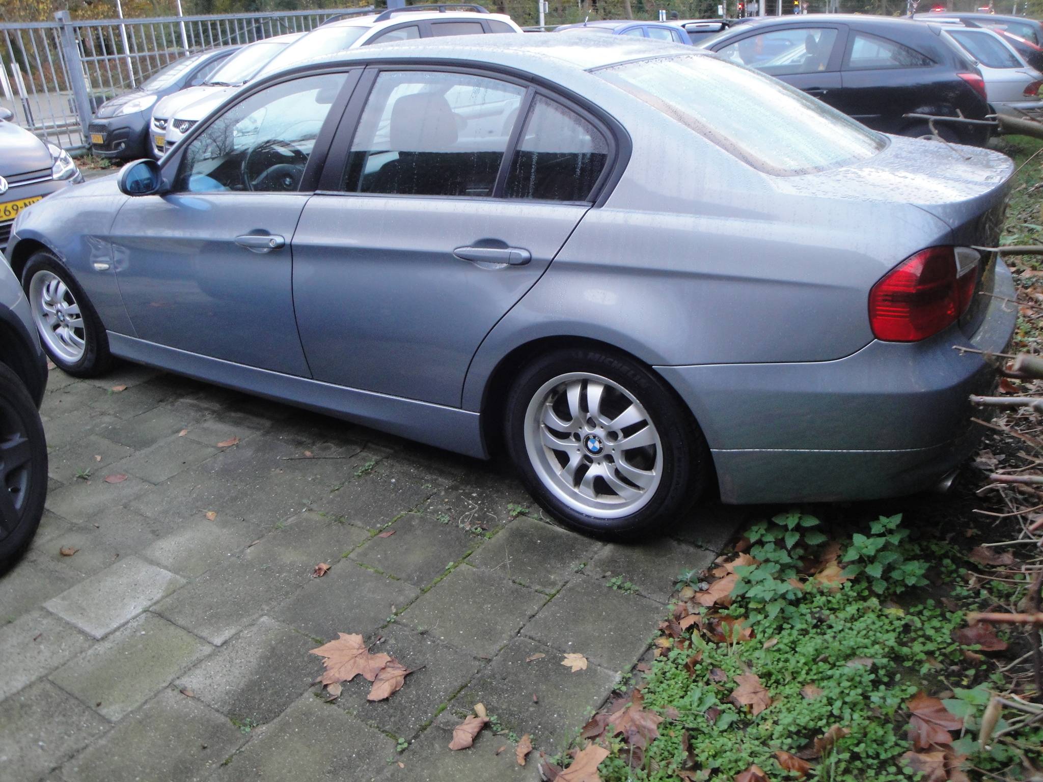 BMW 320i 2.0i 6-Sp. 4-Drs. Sedan (Zéér netjes, niet in gerookt) met o.a. Airco, Audio, LM-velgen, etc. & nw. APK. - Thumbnail 3